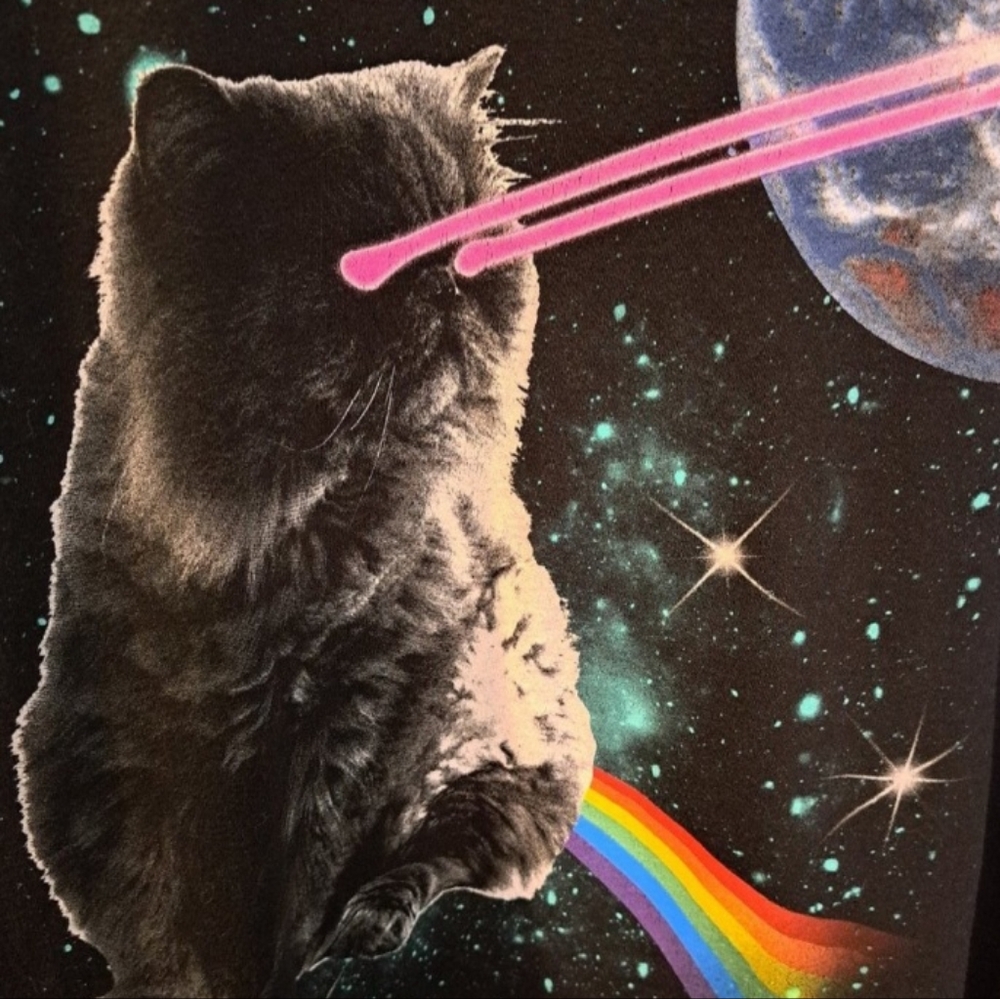 Walnut & 39th men's medium space cat with laser eyes and rainbow tee shirt - Picture 3 of 4